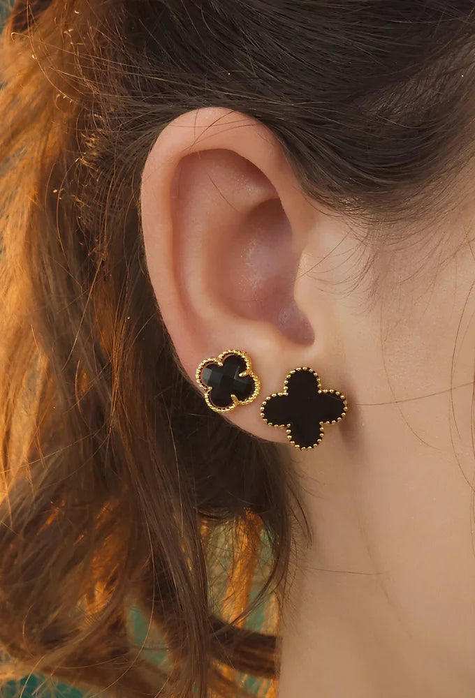 SMALL ONYX CLOVER EARRINGS